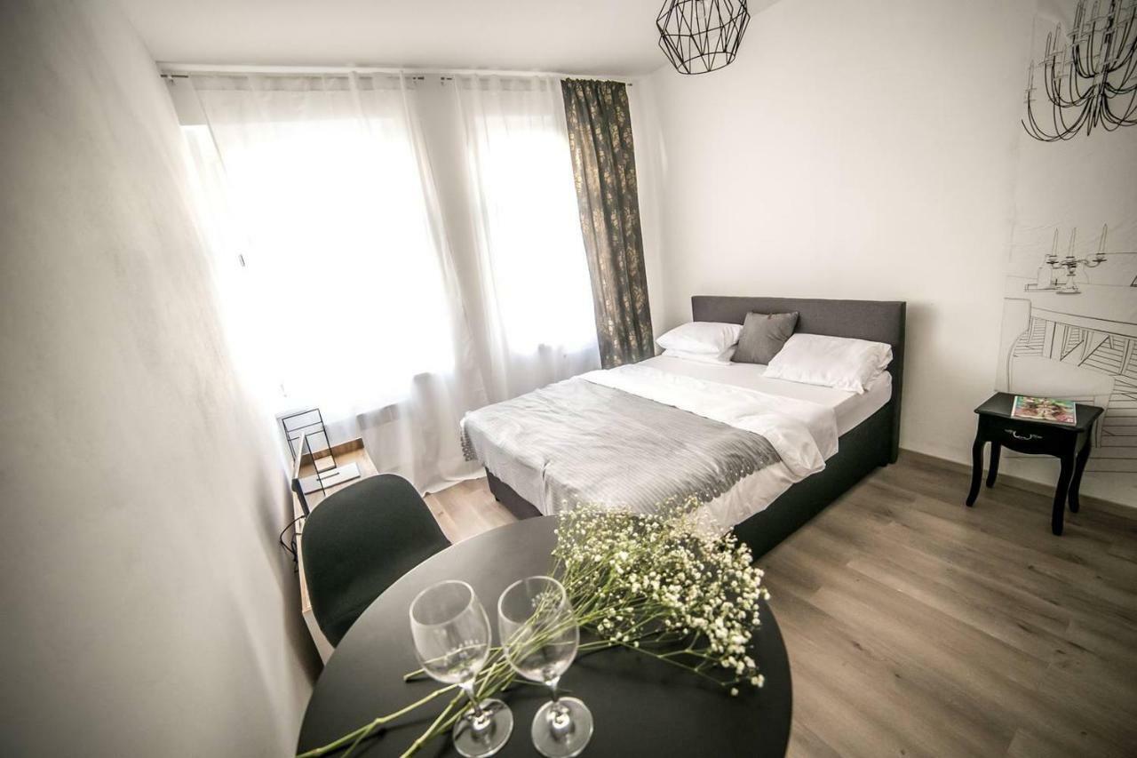 Friendly In Apartament Praga